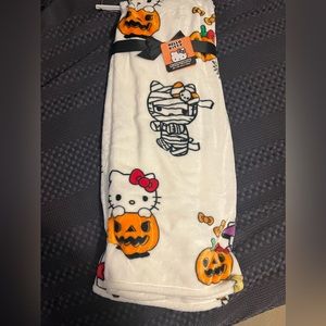❌SOLD❌Hello Kitty 50”x70” Halloween Throw Blanket